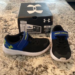 Under Armour- boys 11k shoe
